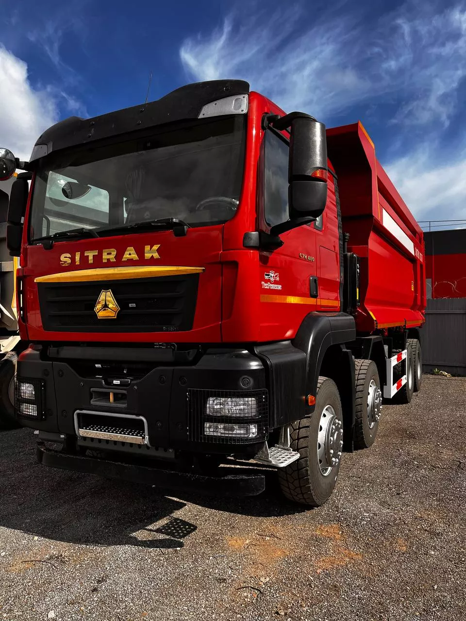 Самосвал SITRAK C7 8x4 U-образный скошенный кузов